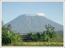 De Batur vulkaan beklimmen in het Kintamani gebied.