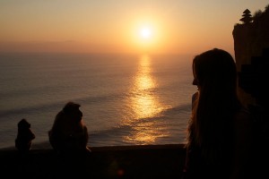 Samen met een aap naar de zondsondergang op Bali kijken.