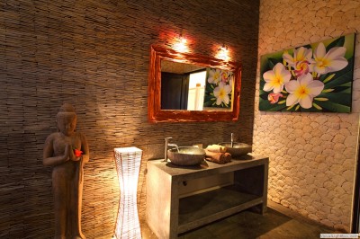 Moderne badkamer van de vakantie villa op Bali.