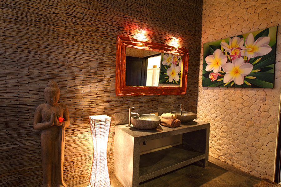 De badkamer in onze vakantievilla op Bali heeft een dubbele wastafel.