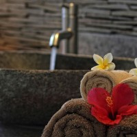 In onze vakantievilla op Bali worden de handdoeken op een leuke manier in de badkamer neergelegd.