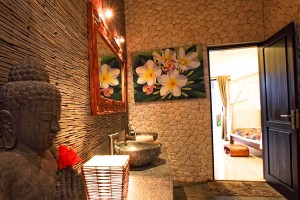 Onze vakantie villa op Bali heeft een sfeervolle badkamer die van alle gemakken is voorzien.