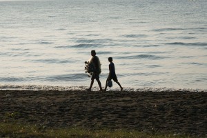 Balinese visser langs het strand.