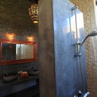 De moderne douche in de badkamer van ons vakantiehuis op Bali.