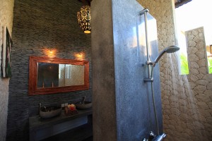 De moderne douche in de badkamer van ons vakantiehuis op Bali.