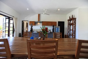 De eetruimte met open keuken van de vakantievilla op Bali.