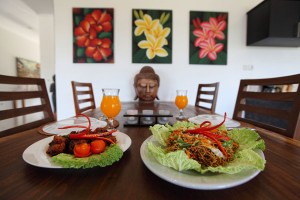 Genieten van het eten in de ruime eetruimte van het huis op Bali.