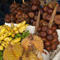 Bij de vele stalletjes vind je alle soorten vruchten van het eiland Bali.