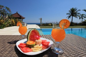 Een heerlijke fruitcocktail drinken bij het zwembad van ons vakantiehuis op Bali.