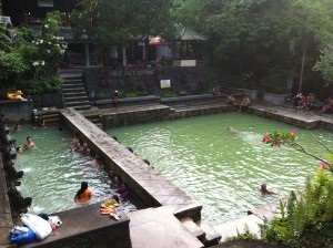 Op Bali kun je een bezoek brengen aan een spa en genieten van de hot springs.
