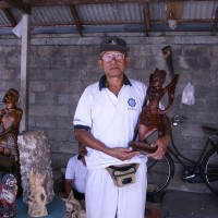 Mannen maken traditionele houten beelden op Bali.