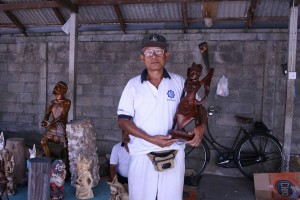 Mannen maken traditionele houten beelden op Bali.