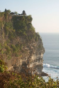 Op Bali steken kliffen hoog boven de zee uit.