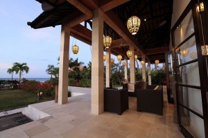Terras met loungehoek bij het vakantiehuis op Bali.