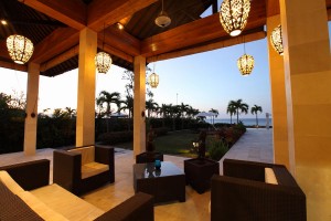 In de loungehoek genieten van het uitzicht over de Bali zee.