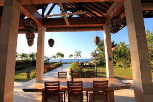 Tijdens de lunch op het overdekte terras genieten van het uitzicht over de Bali zee.