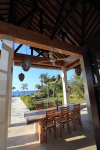 Op het overdekte terras van het vakantiehuis op Bali kunt u genieten van uw lunch.