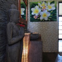 Boeddhabeeld in de badkamer van het vakantiehuis op Bali.