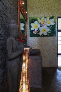 Boeddhabeeld in de badkamer van het vakantiehuis op Bali.