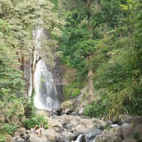 Tijdens een wandeling op Bali zie je mooie watervallen.