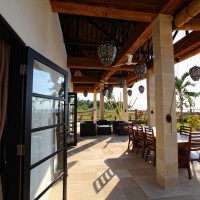 Het terras van de vakantievilla op Bali is een heerlijke plek om te ontbijten, lunchen of dineren.