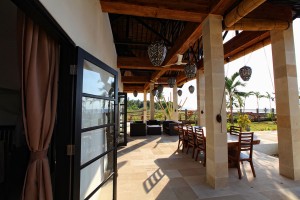 Het terras van de vakantievilla op Bali is een heerlijke plek om te ontbijten, lunchen of dineren.