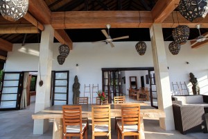 Ontbijten op het overdekte terras van de vakantie villa op Bali.
