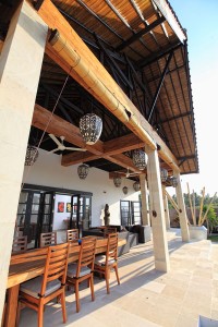 De ventilatoren zorgen voor verkoeling op het terras van de villa op Bali.