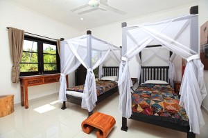 De vakantievilla op Bali heeft ook een slaapkamer met twee éénpersoonsbedden.