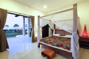 Elke slaapkamer van de vakantievilla op Bali heeft een plafondventilator  en airco.