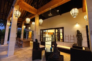 Het terras van de vakantievilla op Bali ziet er bij nacht prachtig uit.
