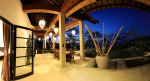 Genieten op het terras van het invallen van de nacht op Bali.