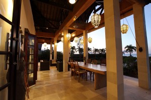 Het vakantiehuis op Bali heeft een prachtig overdekt terras.