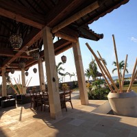 De vakantievilla heeft een terras met uitzicht op de Bali zee.