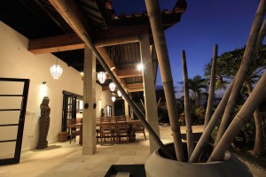 Het terras van de vakantievilla op Bali bij nacht.