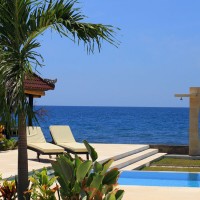 Bij het zwembad van ons vakantiehuis op Bali heb je uitzicht op zee.