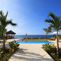Vanuit de vakantie villa loop je door een prachtige tuin naar ons zwembad met uitzicht op de Bali zee.
