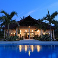 Vakantie villa Bima Sena met zwembad op Bali bij het invallen van de nacht.