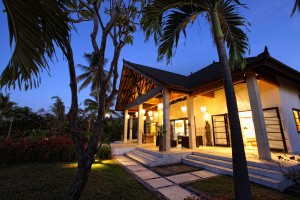 's Avonds is de villa op Bali prachtig verlicht.
