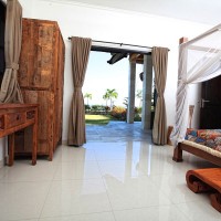 Vanuit de slaapkamer loopt u zo het terras van de vakantievilla in Bali op.