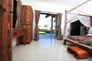 Vanuit de slaapkamer loopt u zo het terras van de vakantievilla in Bali op.
