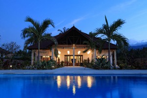 Vooraanzicht van de villa op Bali bij nacht.