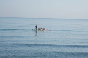 De lokale bevolking vist op de Bali zee.