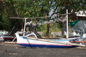 Vissersbootje, met vis, op het strand van Bali.