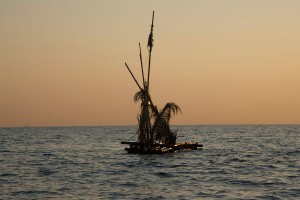 Een vlot met versieringen op zee.