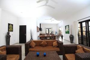 De woon- en eetruimte van de vakantievilla in Bali noord.