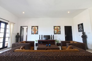 De woonruimte van het vakantiehuis op Bali is gezellig ingericht.