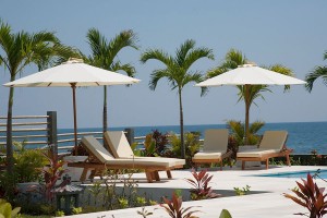 Lekker relaxen in de luxe ligstoelen die langs het zwembad staan van ons vakantiehuis op Bali.