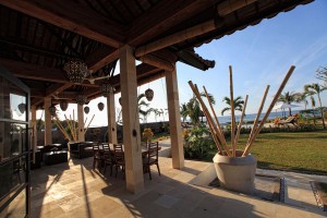 Het zonnige terras van de vakantievilla in Bali noord.