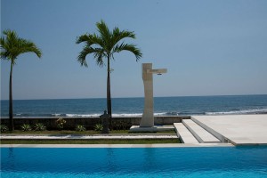 Na het zwemmen afspoelen onder de buitendouche met uitzicht op de Bali zee.